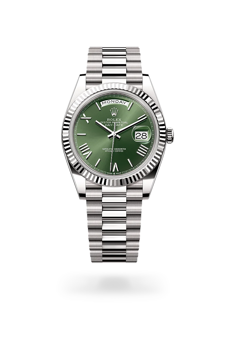 Rolex Day-Date 40 in 18K白色黃金 with 橄欖綠色 dial, 三角坑紋 bezel, and 元首型（President），三格拱形鏈節 bracelet